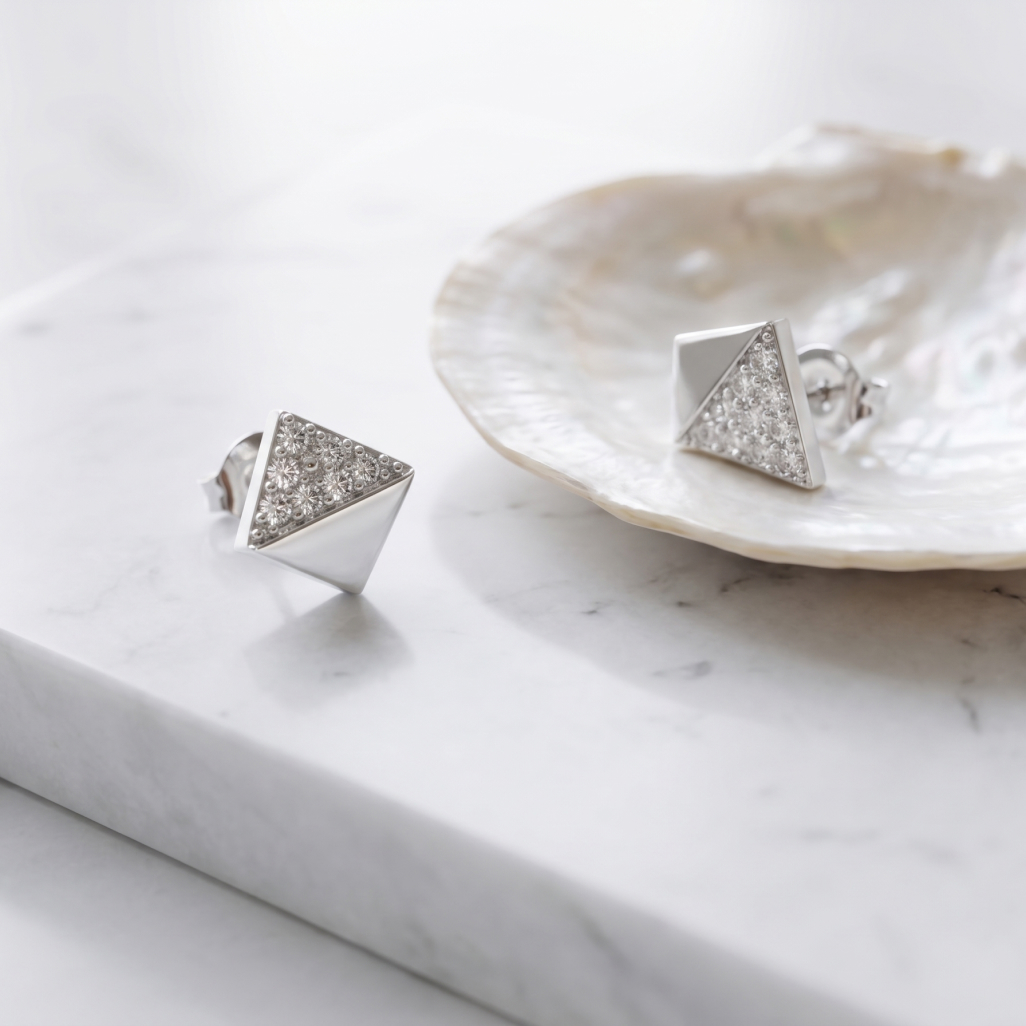 Hands bring together the clasp of a diamond necklace with green details above the technical drawing of the jewelry.